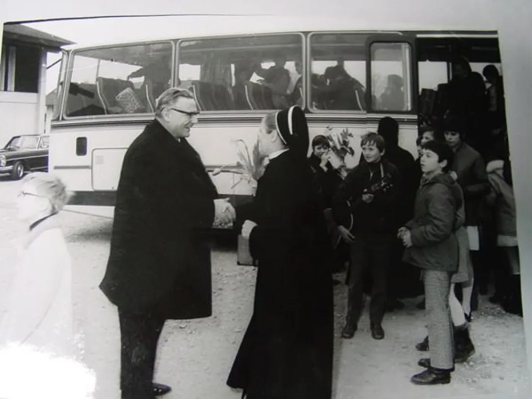 27.02.1972 Prälat Franz Sales Müller, Vater des Kinderdorfes, begrüßt Sr. Agnes und die Kinder