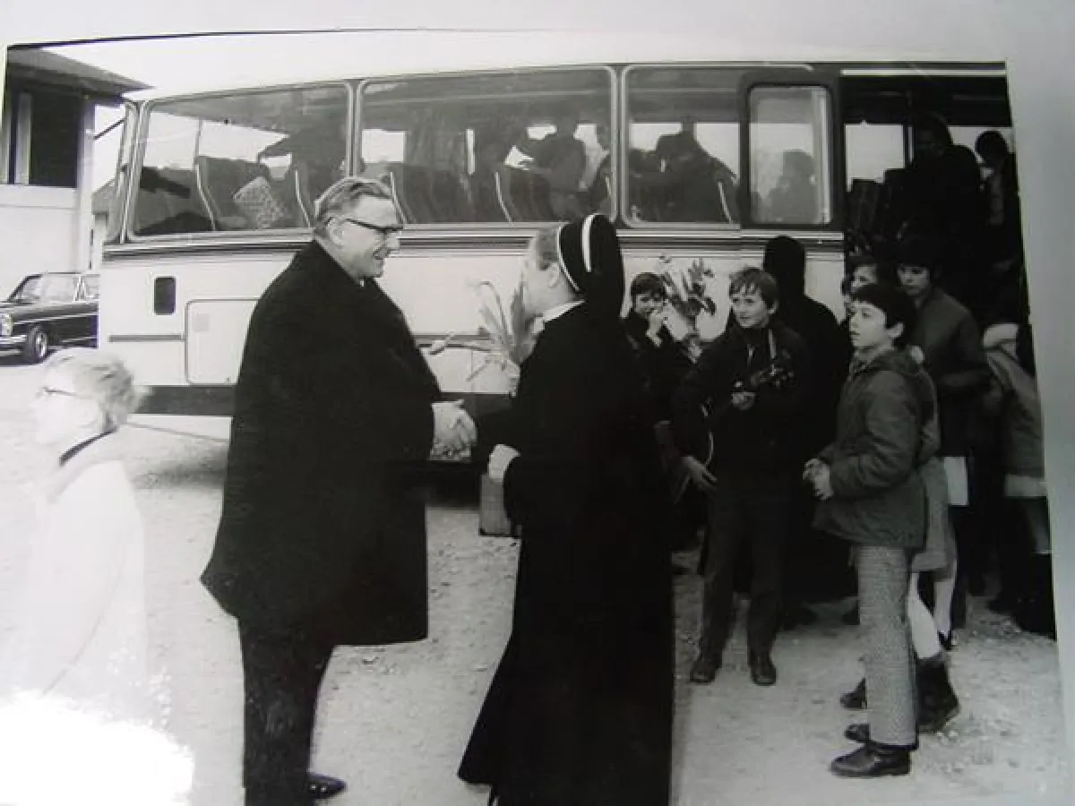 27.02.1972 Prälat Franz Sales Müller, Vater des Kinderdorfes, begrüßt Sr. Agnes und die Kinder