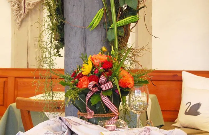 Bild: Ein Denkmal feiert den ersten Geburtstag