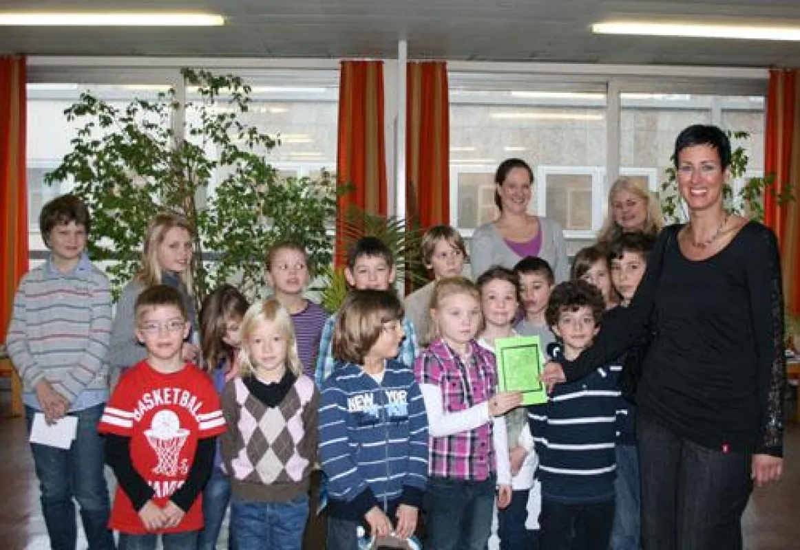 Die Kinder der Clarenbach-Schule mit der Vorsitzenden des Fördervereins der Kinderklinik, Andrea Davies (rechts). Im Hintergrund d