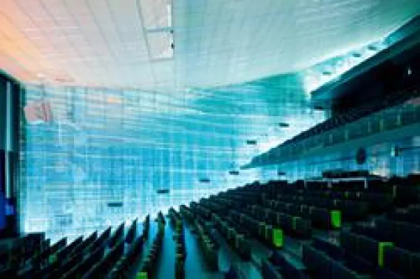 Bild: LEXAN™ POLYCARBONAT von Sabic bringt Licht und Farbe in ein preisgekröntes Auditorium und Konferenzzentrum