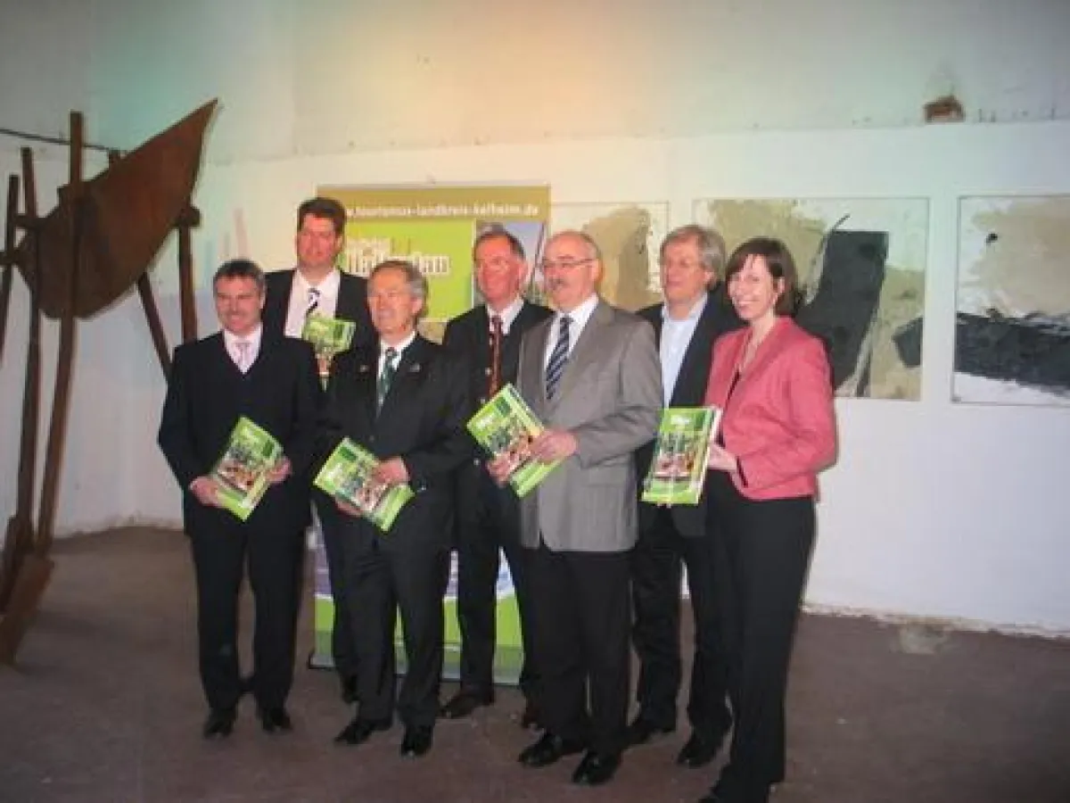 In der Kunstpension im Kloster Biburg wurde die neu aufgelegte Tourismusbroschüre Hopfenland Hallertau mit Gastgeberverzeichnis 2009/2010 offiziell vorgestellt.