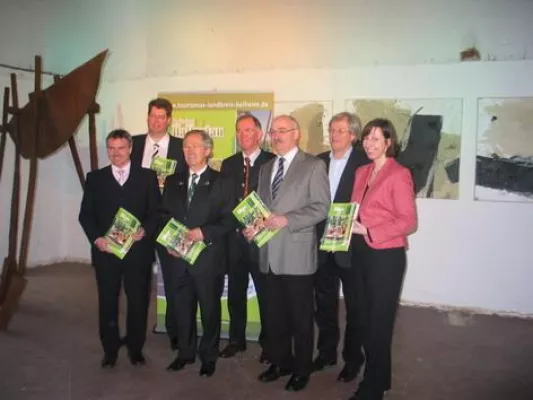 Bild: Neue Ausgabe der Tourismusbroschüre Hopfenland Hallertau vorgestellt