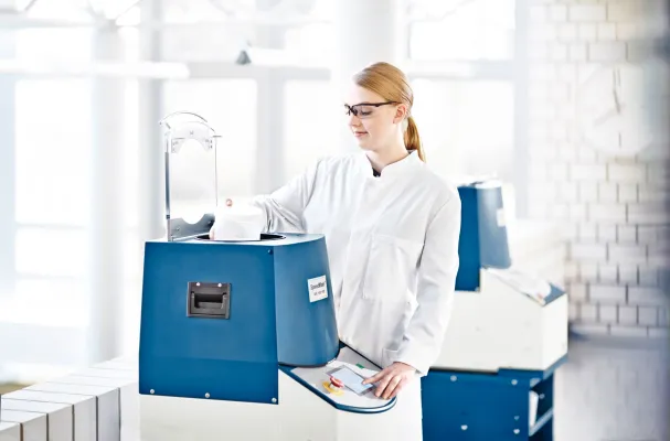 Bild: Neue Rezepturen für Kosmetik werden mit Hauschild SpeedMixer® gemischt 