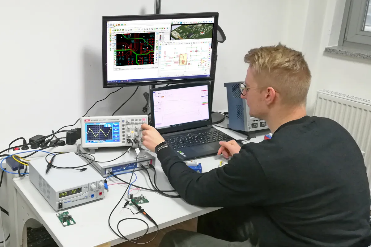 Im Labor für hardwarenahe Digitalisierung an der THD wird ebenfalls mit KiCAD gearbeitet. (© © Elec-Con technology GmbH)