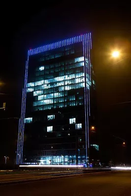 Bild: Panta rhei - Weser Tower strahlt mit A&O LED-Festinstallation
