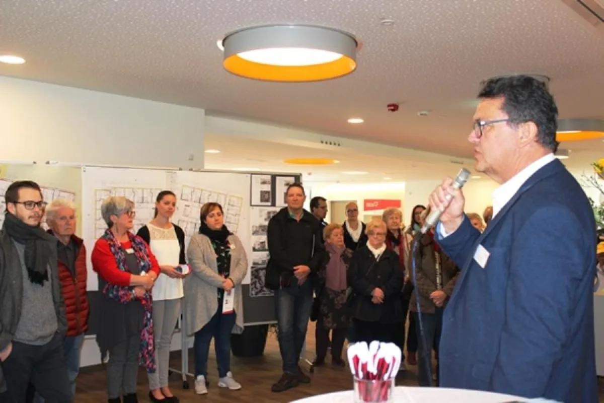 Norbert Schuster, Einrichtungsleiter im neuen Haus der Pflege Dr. Albert Moll, begrüßte die Gäste