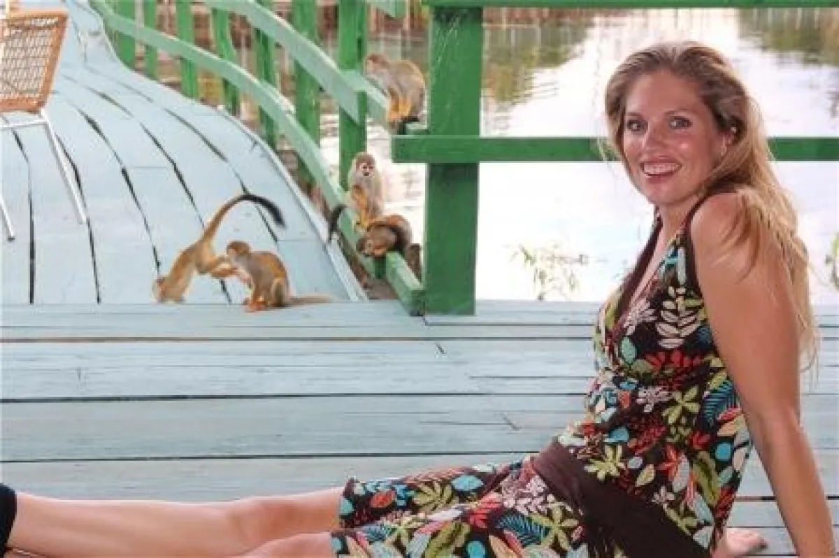 Martina Hirschmeier beobachtet kleine Cappuccino-Äffchen am Amazonas.