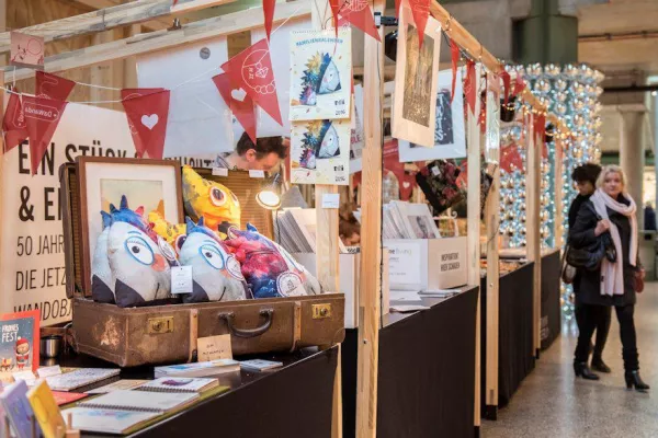 Bild: BIKINI BERLIN präsentiert neue Winter-Highlights: Weihnachtsmarkt der Unikate – Kulinarik & Eisstockschießen