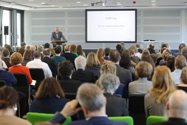 Bild: Demokratische Werte in der Ausbildung verankern