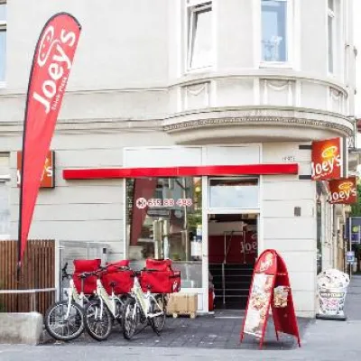 Bild: Durch Flying Banner noch mehr Aufmerksamkeit für Joey's Stores