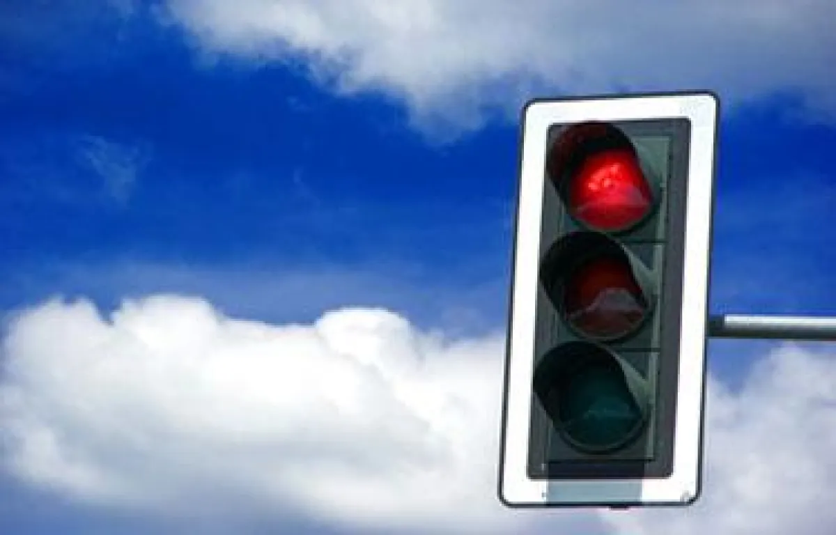 Rot ist rot: Eine dunkelgelbe Ampel gibt es nicht.