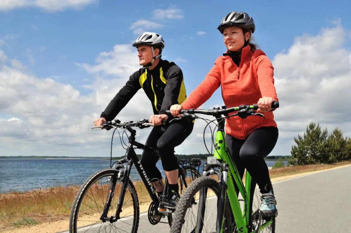 Radfahrer im Lausitzer Seenland. Foto: Tourismusverband Lausitzer Seenland e.V., Foto: Nada Quenzel