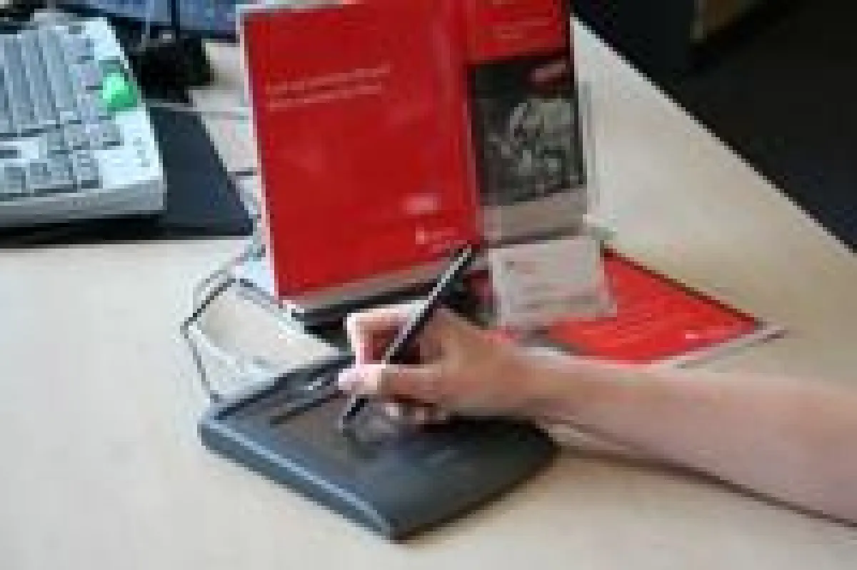 Unterschreiben auf SOFTPRO's SignPad bei der Berliner Sparkasse am Kundenberatungstisch zur papierlosen Eröffnung eines Kontos und vieler anderer Vorgänge.