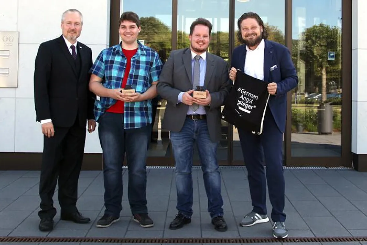 Foto: A. Mielemeier, bib. bib Schulleiter Frank Lammersen, die Preisträger, TMC GF Mirco Welsing