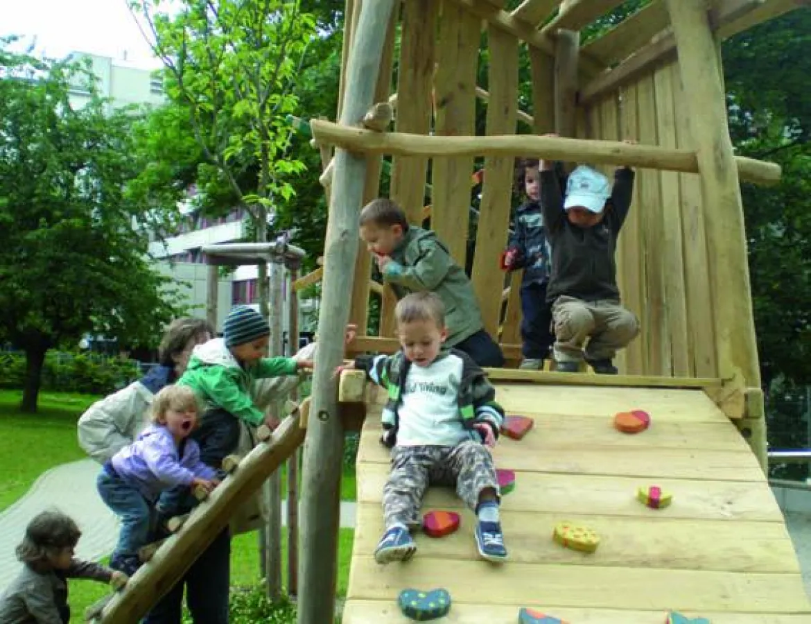 Auf die Mühle, fertig, los! Dank der fleißigen Hände der Beaufort 8 Crew besitzen die „Wolkennest“ Kita-Kinder jetzt eine Windmühle zum Klettern, Toben und für viele weitere stürmische Abenteuer.