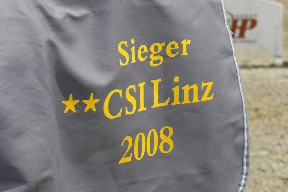 Die Jagd hat begonnen: Der Sieger des ÄDV Grand Prix der Stadt Linz trägt am Sonntag diese Siegerdecke, gewinnt wertvolle Weltranglistenpunkte und einen beträchtlichen Geldpreis