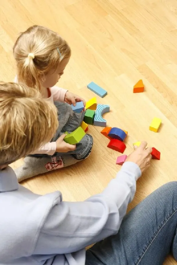 So macht Spielen doppelt Spaß: Der Fußboden aus Holz sorgt für eine angenehme Wohnatmosphäre und ist dabei auch noch besonders strapazierfähig und langlebig.