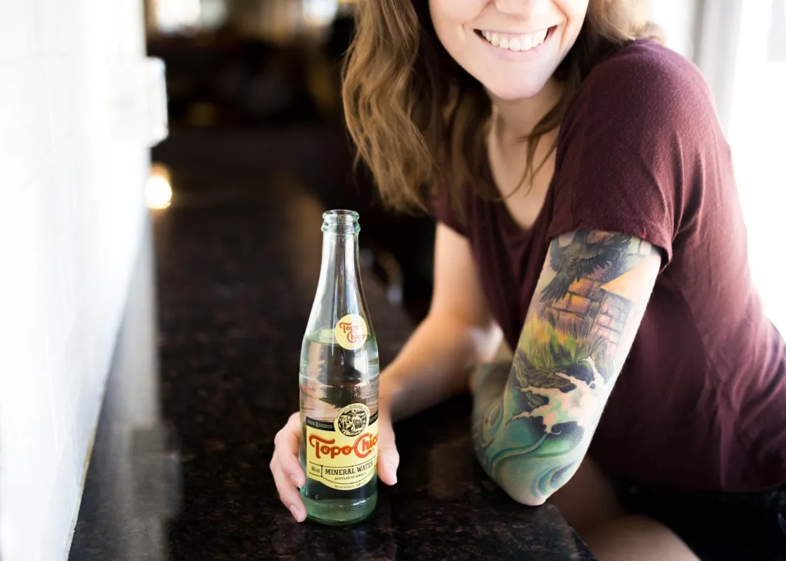 Junge Frau in der Bar (Foto: Brooke Cagle)
