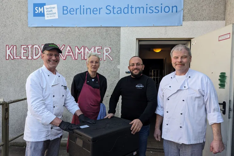 Bild: 4.000 Kellen Suppe von aveato Catering gegen Hunger und Not in Berlin
