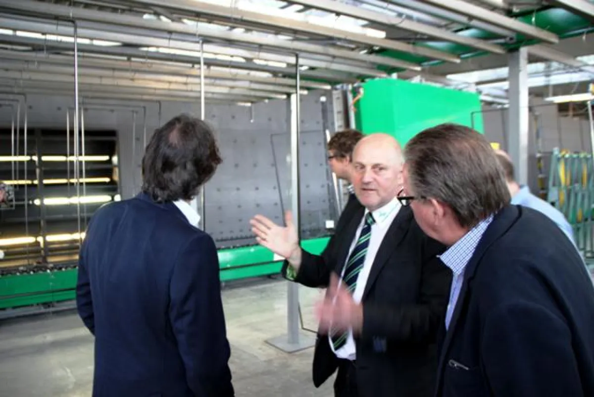 Szene von der Betriebsbesichtigung bei der Hohenstein Isolierglas GmbH in Jerichow