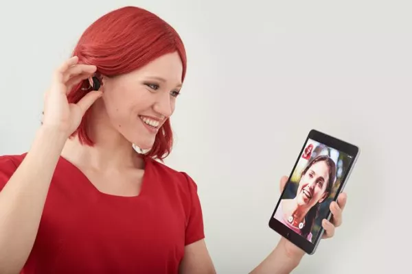 Bild: Verstehen am Telefon: Klare Vorteile durch smarte Hörgeräte – selbst für Menschen mit gutem Gehör