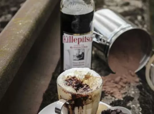 Killepitsch mit neuen kühl-heißen Cocktails für Gastronomen – Ellen Kamrad organisiert Fotoshooting Bild: Killepitsch mit neuen kühl-heißen Cocktails für Gastronomen – Ellen Kamrad organisiert Fotoshooting