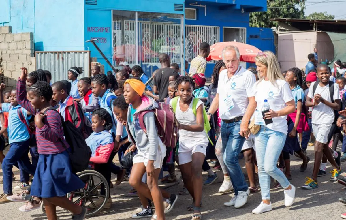 Begleitet von den TV-Kameras machten sich Michaela Scherer und Martin Bolze ein Bild der Not.