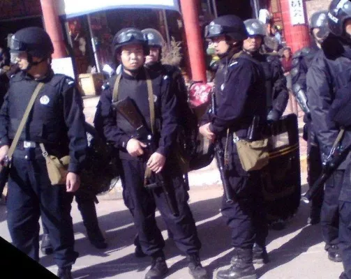 Tibetische Schüler in Machu protestieren trotz scharfer Sicherheitsmaßnahmen, zahlreiche Festnahmen Bild: Tibetische Schüler in Machu protestieren trotz scharfer Sicherheitsmaßnahmen, zahlreiche Festnahmen