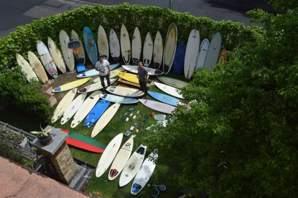 Bild: Aidlinger Charity Initiative engagiert sich für Surfer:innen in Westafrika 