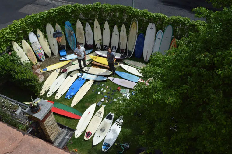 Bild: Aidlinger Charity Initiative engagiert sich für Surfer:innen in Westafrika 