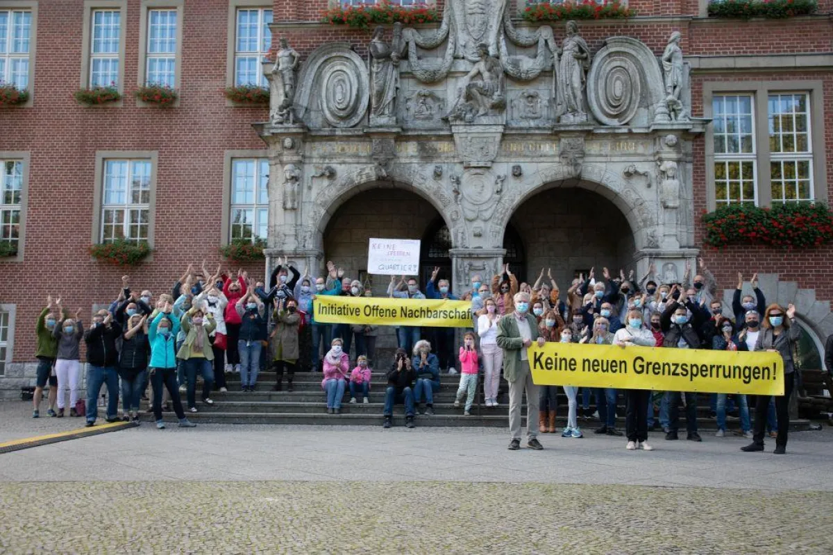 Am 3. Oktober vor dem Rathaus Reinickendorf