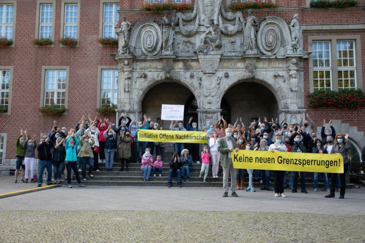 Am 3. Oktober vor dem Rathaus Reinickendorf