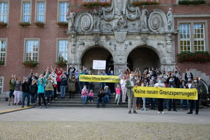 Demo vor dem Rathaus Reinickendorf Bild: Demo vor dem Rathaus Reinickendorf