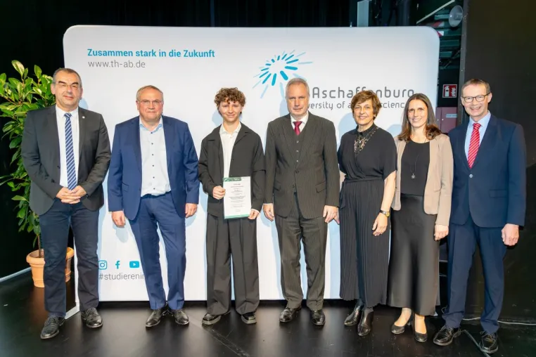 B. Eng. Mika Wissel erhielt den IfKom-Preis 2025 an der TH Aschaffenburg Bild: B. Eng. Mika Wissel erhielt den IfKom-Preis 2025 an der TH Aschaffenburg