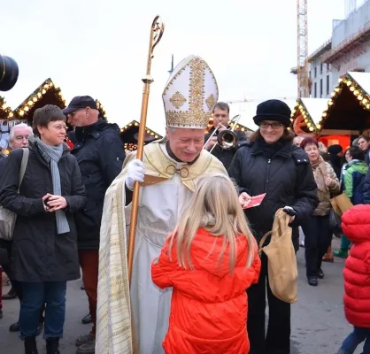 Bild: Am 6. Dezember: Der Heilige Nikolaus besucht den Nostalgischen Weihnachtsmarkt Opernpalais