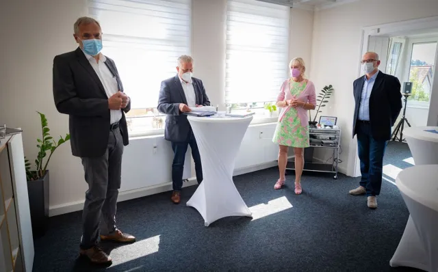 Bild: Ministerin Prof.Dr.Sinemus informiert sich über KI-basierte Assistenzsysteme für ältere Menschen bei PureSec 