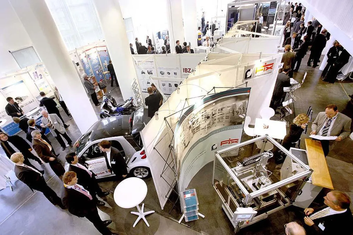 Blick auf die f-cell-Messe: Studierende der Hochschule Esslingen statteten einen Smart (links im Bild) mit einem batteriebetriebenen Elektromotor aus. Foto: Peter Sauber Agentur / Fabry