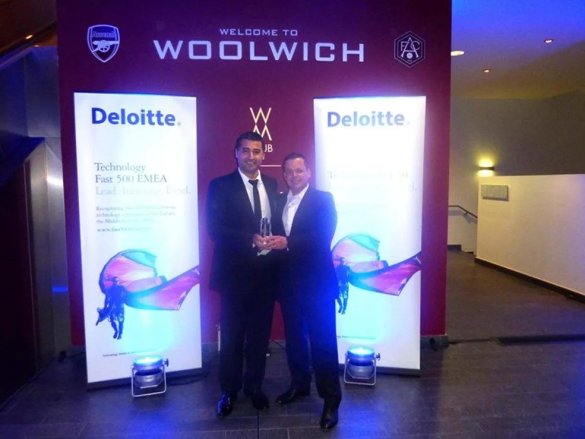 Ahmet Gülay (links) und Timo Fleischmann nahmen in London den Award der Wirtschaftsprüfungsgesellschaft Deloitte entgegen