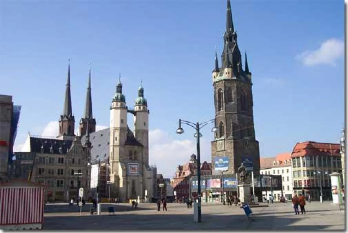 Auf dem Markt zu Halle lauscht man den Friedensglocken.