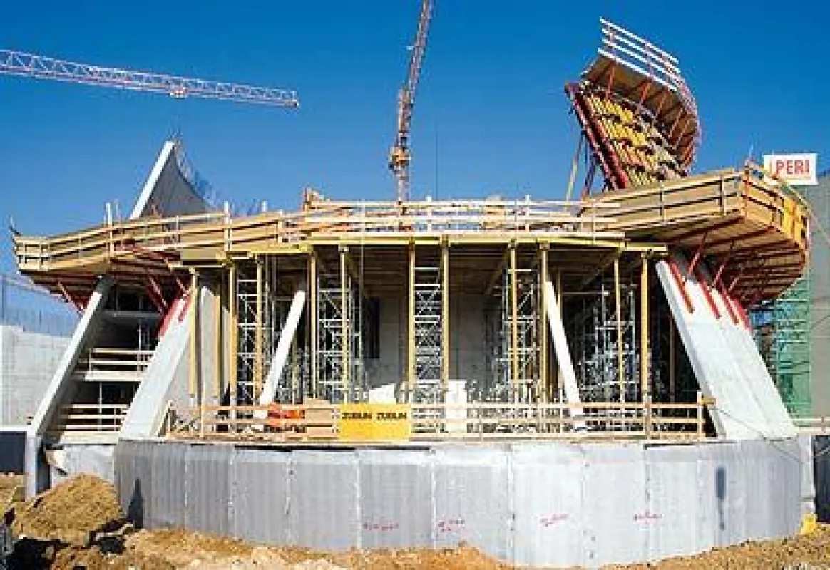 Für das Mercedes-Benz Center in Mailand mit dem charakteristischen Markenkern bot PERI für die unterschiedlichsten Aufgabenstellungen die jeweils optimale Schalungs- und Gerüstlösung. (Foto: PERI GmbH