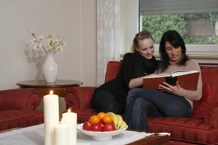 Mehr Komfort mit Rollläden und Jalousien - gemütlich durch die Adventszeit Bild: Mehr Komfort mit Rollläden und Jalousien - gemütlich durch die Adventszeit