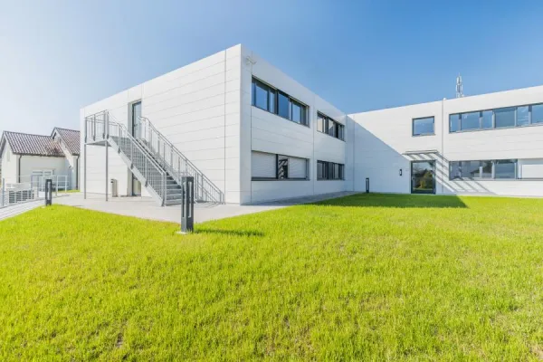 Bild: Würth realisiert mit FAGSI temporäres Verwaltungsgebäude in markantem Firmendesign