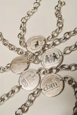 Schön und gut: Mit Schmuck soziales Engagement zeigen Bild: Schön und gut: Mit Schmuck soziales Engagement zeigen