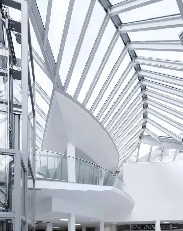 Designorientierte Weiterentwicklung: Das gebogene Ganzglas-Geländersystem BALARDO WAVE