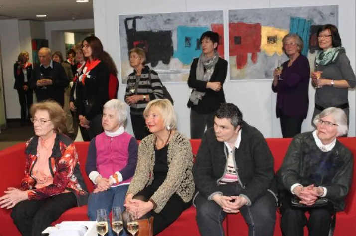 Bild: Farbenfrohe Ausstellung in der HypoVereinsbank