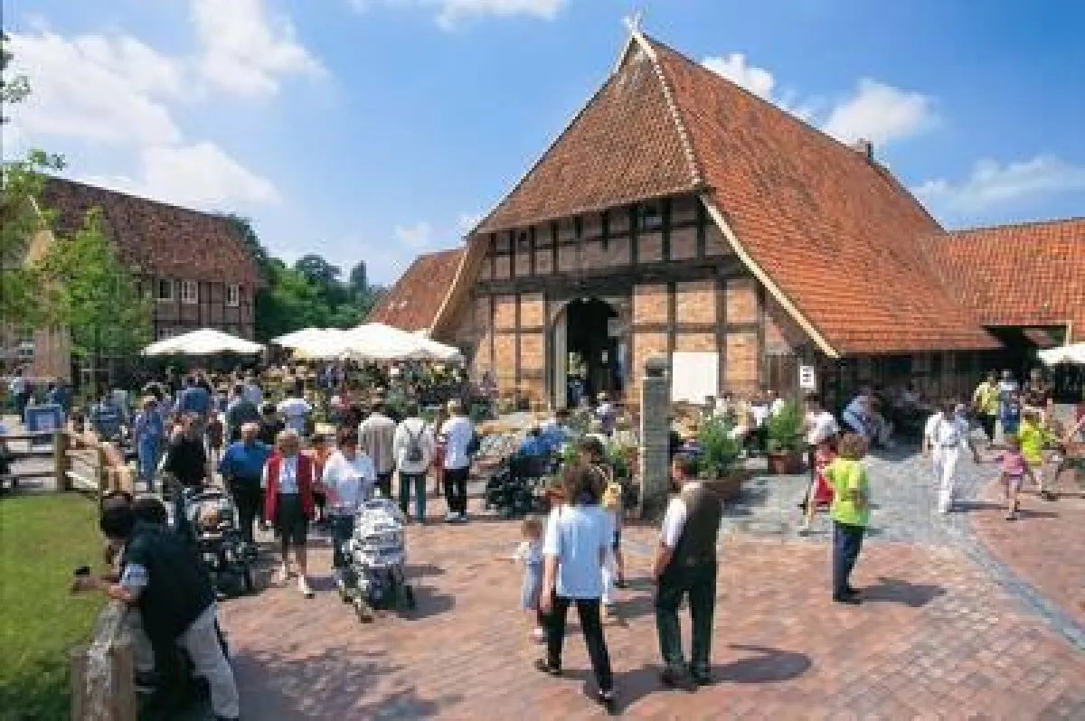 Bunter Bauernmarkt auf Meyers Hof im Erlebnis-Zoo Hannover