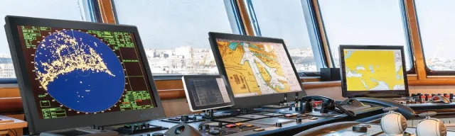 Bild: Leistungsstarke Computer - speziell für die Schifffahrt