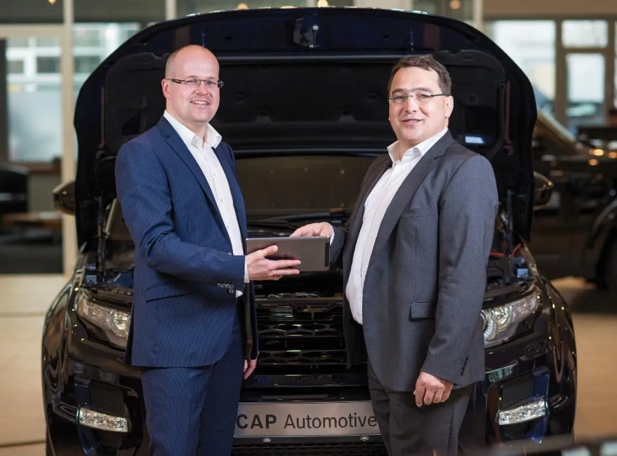 Kai Thomas von RE'FLEKT und Jürgen Lumera, Direktor bei Bosch Automotive Service Solutions