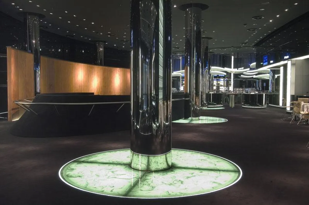 Hochglanzsäulen und begehbares unterleuchtetes Glas